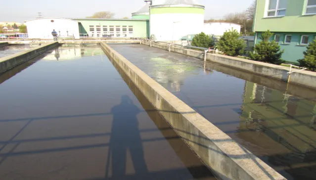 Aktivační nádrže čistírny odpadních vod, kde se používá AquaClean ACF-32