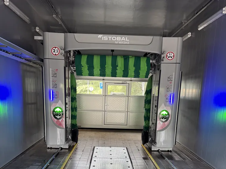 Portál ISTOBAL M’WASH3 s horizontálním kartáčem, bočními kartáči a LED semafory STOP