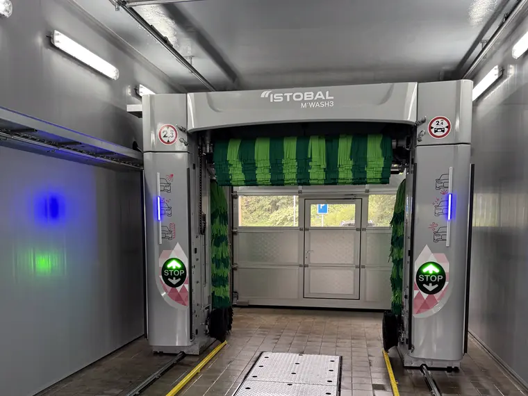 Portálová mycí linka ISTOBAL M’WASH3 se zelenými kartáči, pohled do mycí haly